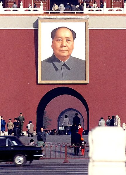 Fil:Mao Zedong Porträt am Eingang zur Verbotenen Stadt.jpg