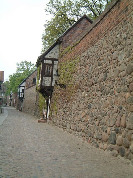 Fil:Neubrandenburg Stadtmauer-mit-Wiekhäuschen.jpg