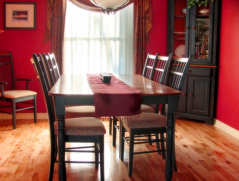 Fil:Dinner table and chairs.jpg