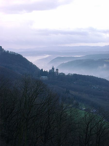 Fil:SchlossDrachenburgRheintal.jpg