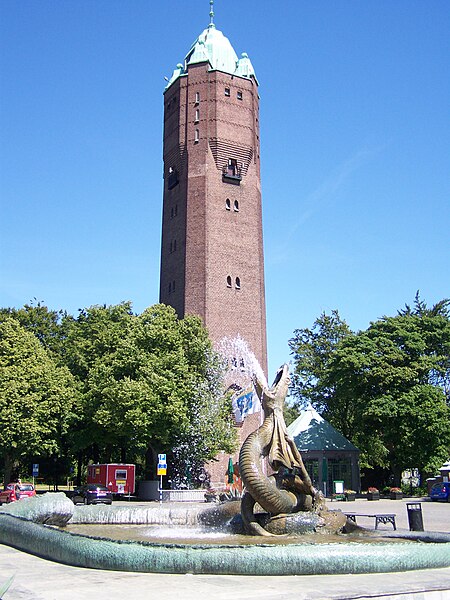 Fil:Trelleborg, Springbrunnen und Turm (2008-07-27).JPG