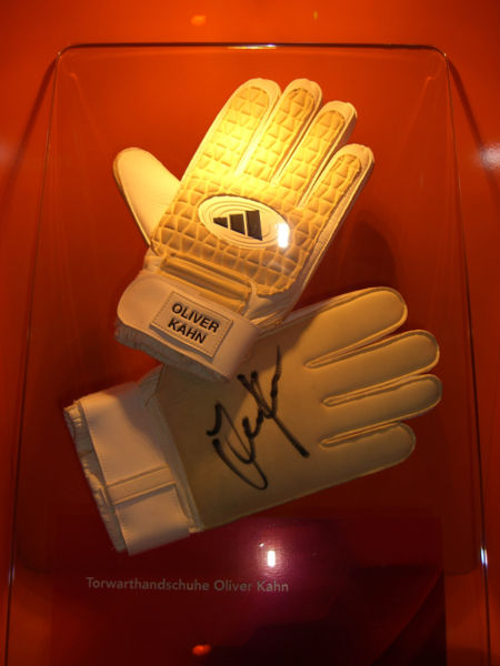 Fil:Football-gloves Oliver Kahn.jpg