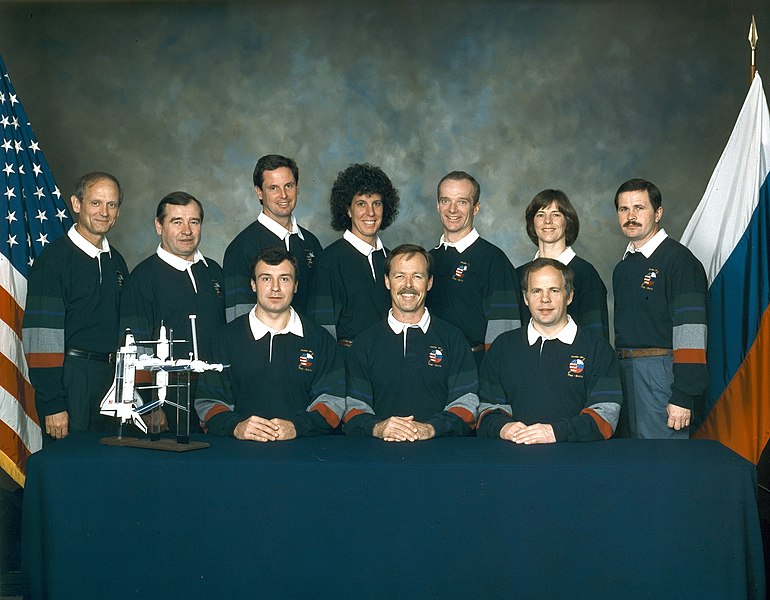 Fil:STS-71 crew.jpg