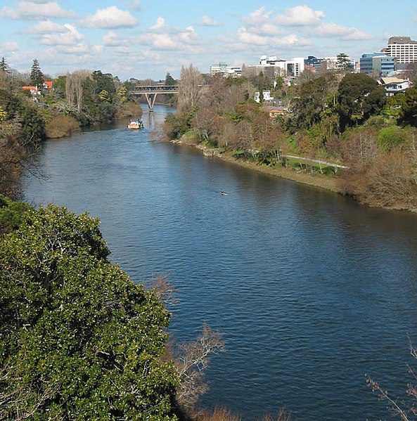 Fil:Waikato river 750px.jpg