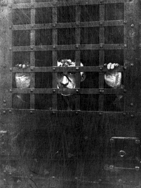 Fil:First photograph of Leon F. Czolgosz, the assassin of President William McKinley, in jail.jpg