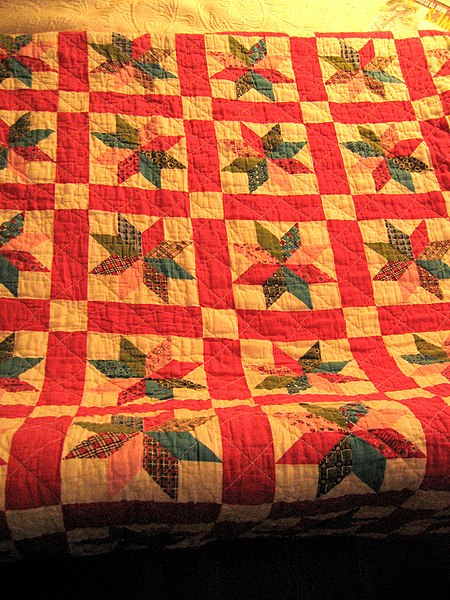 Fil:Quilt in lamplight.jpg