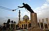 Saddam Husseins regim störtas den 9 april 2003 då amerikanska trupper erövrar Bagdad: En jättestaty av Saddam nedmonteras samma dag.