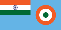 Det Indiska flygvapnets flagga med tiranga i det vänstra hörnet och flygvapnets rundel till höger.