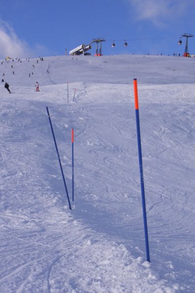 Fil:Begrenzungsmarkierungen blaue Skipiste.jpg