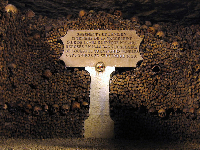 Fil:Catacombes de Paris edit.jpg