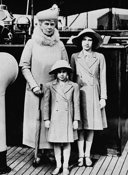 Fil:Queen Mary with Princess Elizabeth and Margaret.jpg