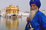 Sikhismens helgedom Gyllene Templet i Amritsar och sikh i traditionell klädsel.