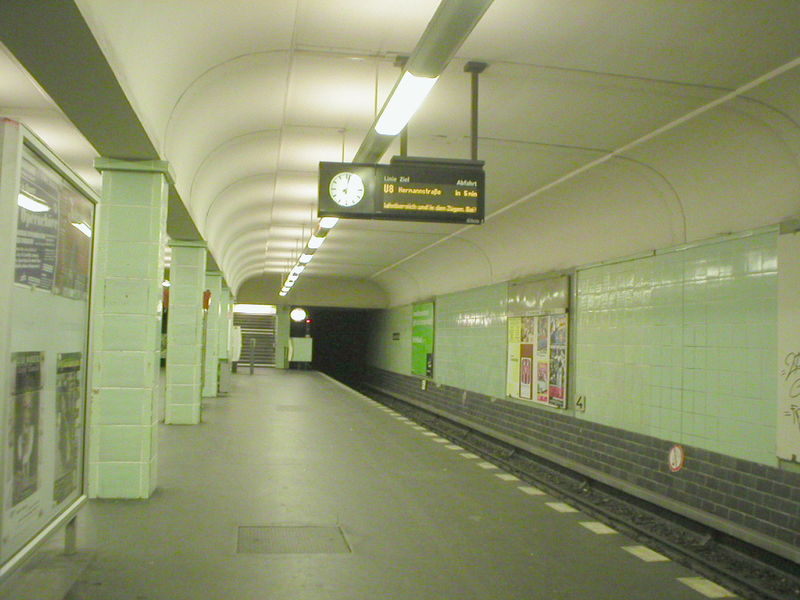 Fil:U-Bahn Berlin Leinestraße.JPG