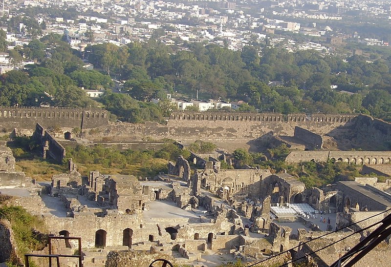 Fil:Golkonda fort overlooking city.JPG