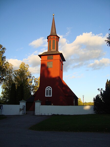 Fil:Hosjö kyrka framifrån.jpg
