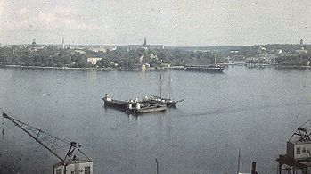 Fyra delbilder fotograferade av Gustaf Cronquist mellan 1927 och 1929 från sin bostad högt över Stadsgården, där KF sedermera byggde sina kontorshus. Från denna utsökta position dokumenterade Cronquist stockholms liv och trafik under många år.