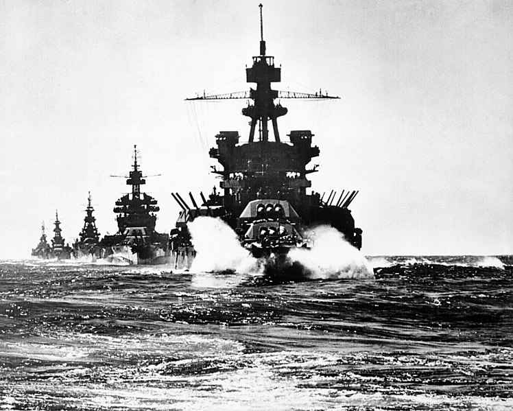 Fil:USS Pennsylvania moving into Lingayen Gulf.jpg