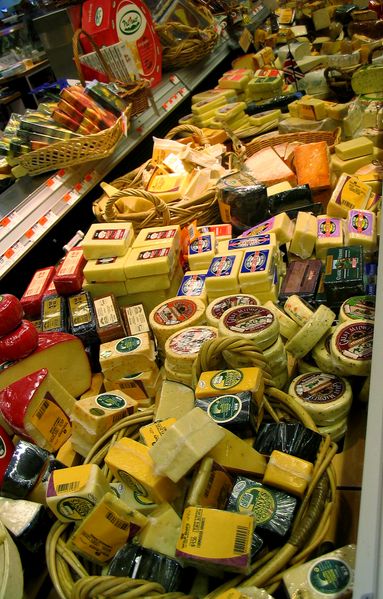 Fil:Many types of cheeses.jpg