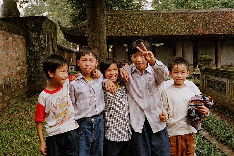 Fil:Children Hanoi Vietnam.JPG