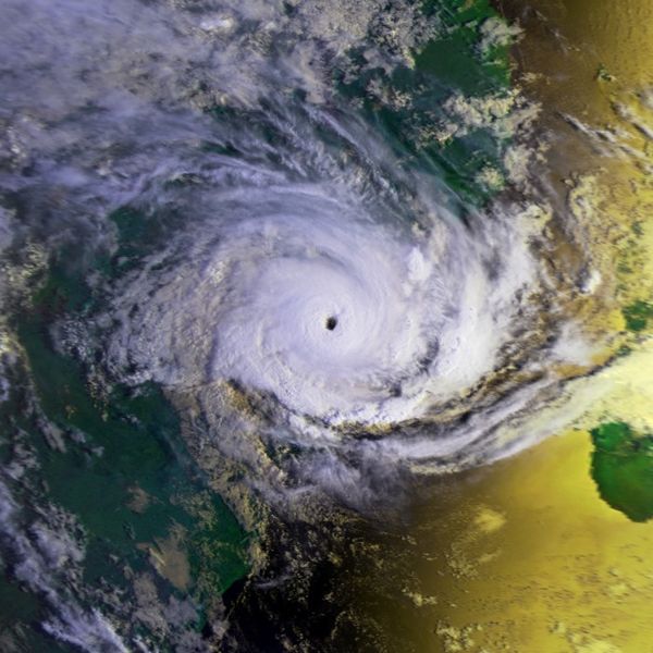 Fil:Cyclone Leon-Eline 22 feb 2000 0411Z.jpg