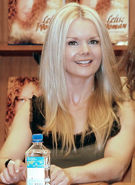 Fil:Mairead Nesbitt BN signing crop.jpg