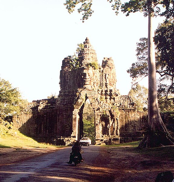 Fil:AngkorThom-SouthGate.jpg