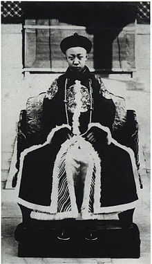 Puyi i officiell kejsarskrud.