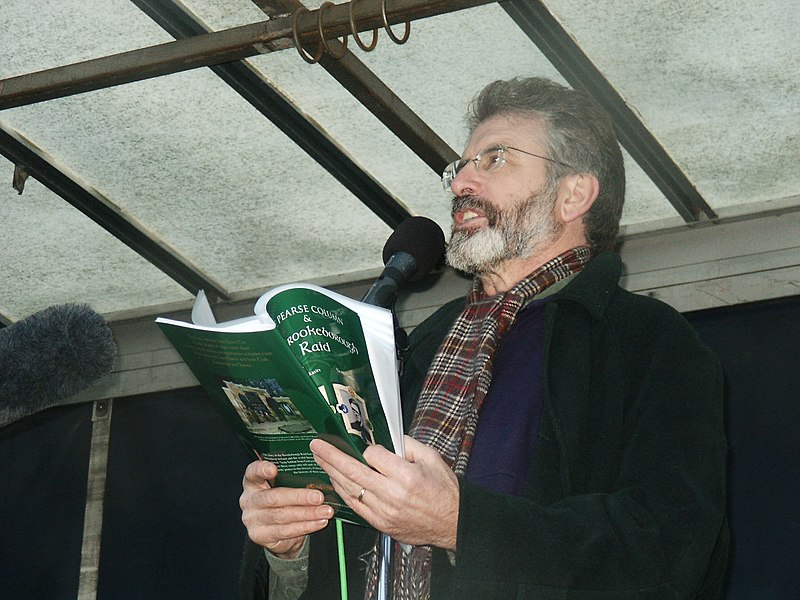 Fil:Gerry Adams reading into mic.jpg
