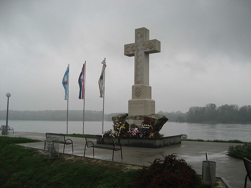 Fil:Memorial for the defenders of Vukovar, Croatia.JPG