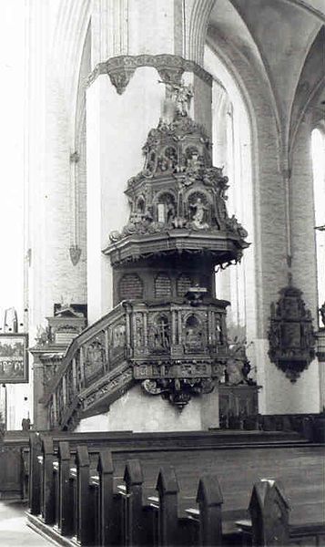 Fil:Rostock 1996, predikstolen i Mariakyrkan, bild 2..jpg