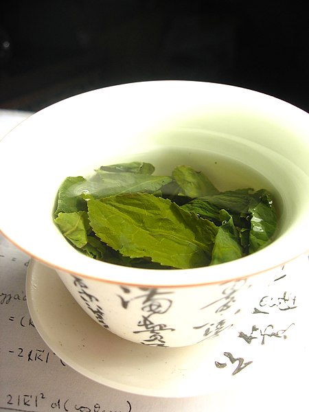 Fil:Tea leaves steeping in a zhong čaj 05.jpg