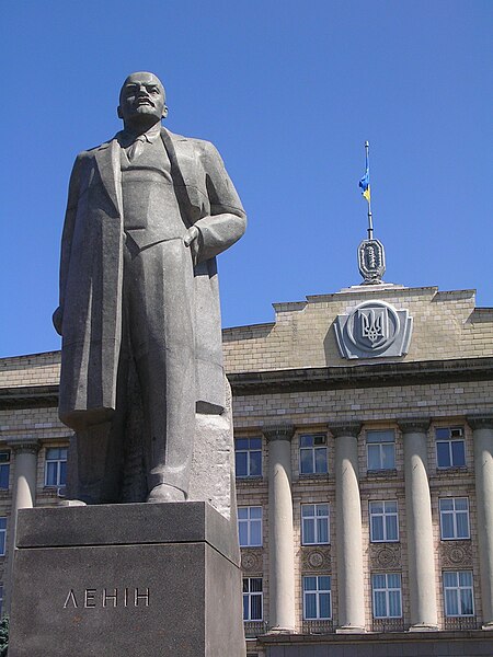 Fil:Lenin statue cherkasy.jpg