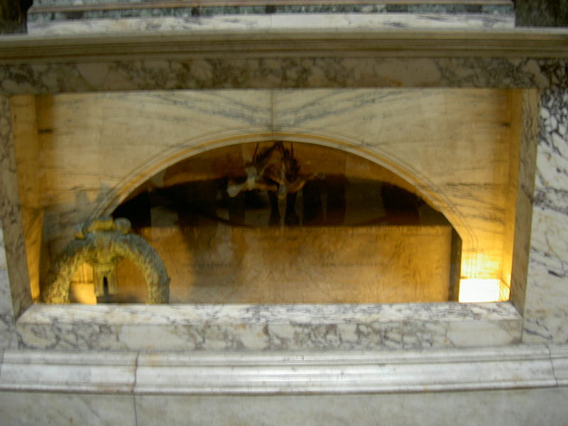 Fil:Rafaels gravplats i Pantheon.JPG