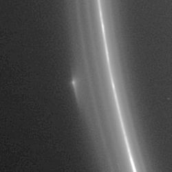 En bild tagen av Cassini-Huygens från den 21 juni, 2005, som man tror föreställer S/2004 S 6