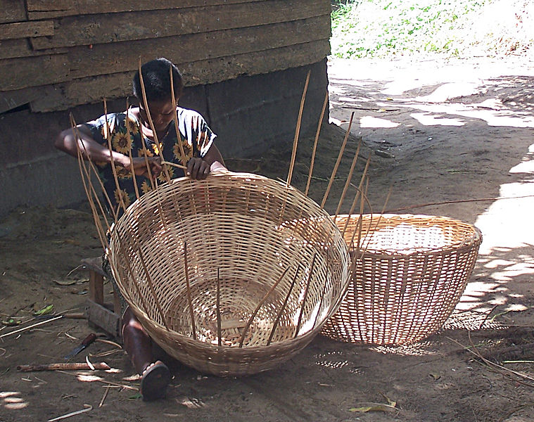Fil:Woman weaving baskets near Lake Ossa.jpg