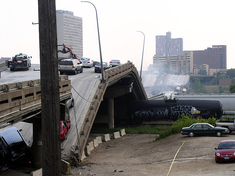 Fil:I-35W bridge collapse TLR1.jpg