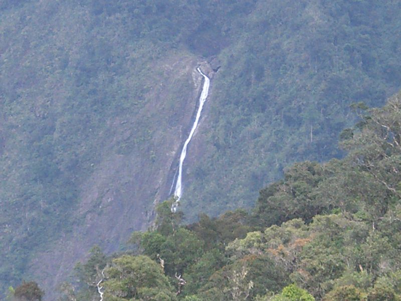 Fil:Waterfall in Kinabalu park.jpg