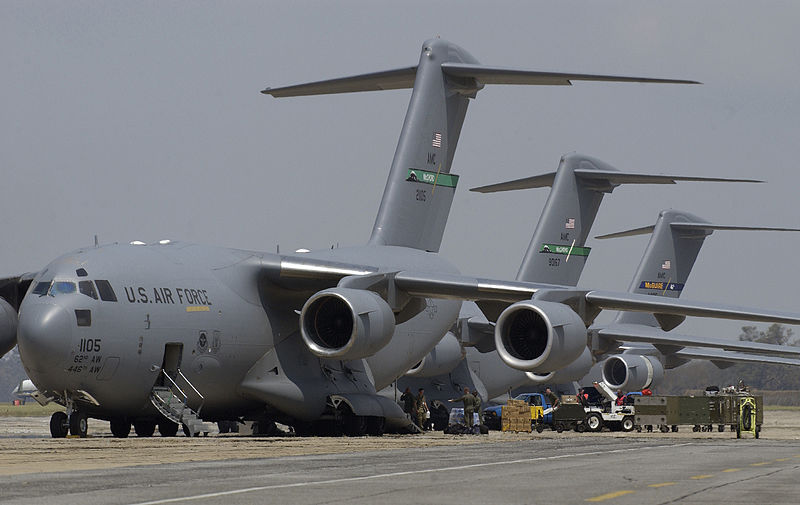 Fil:Air force globemasters unload supplies in mississippi aug 31 2005.jpg