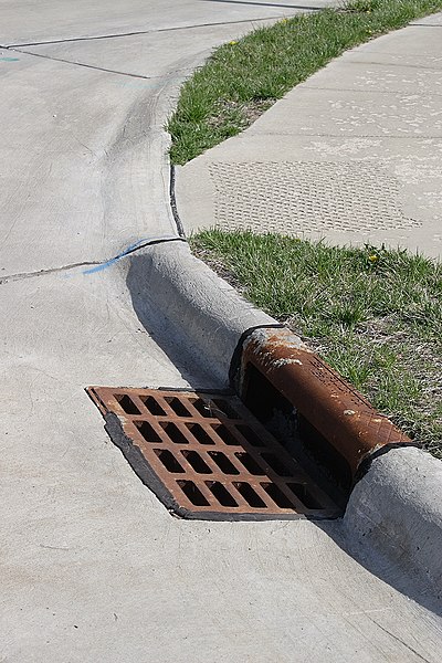 Fil:Curb gutter storm drain.JPG