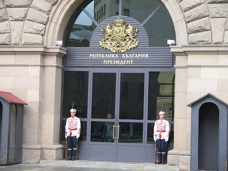 Fil:Guards outside presidential palace in Sofia, Bulgaria September 2005 2.jpg