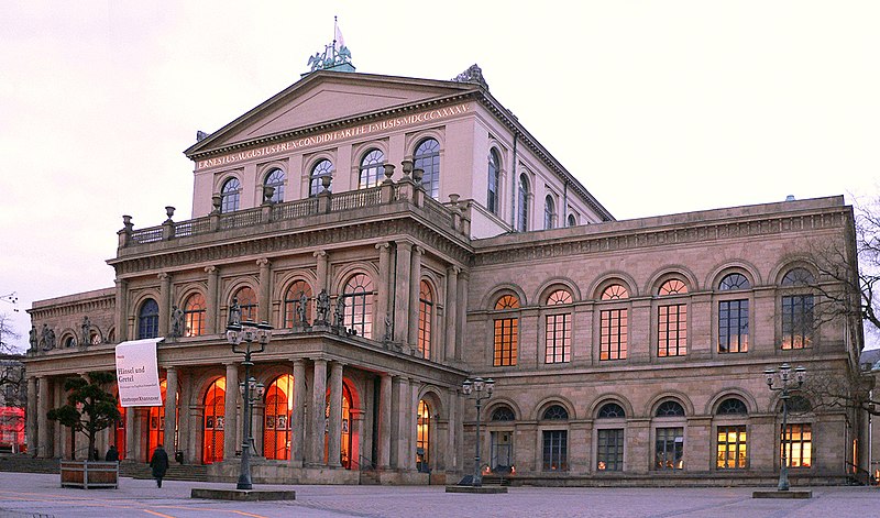 Fil:Hannover Opernhaus abends.jpg