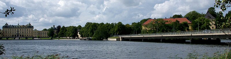 Drottningholms slott till vänster och Drottninghomsbron. Foto: Holger Ellgaard