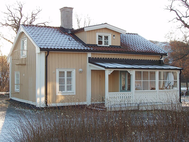 Fil:Hustegaholm mellanhuset jan 2009.jpg