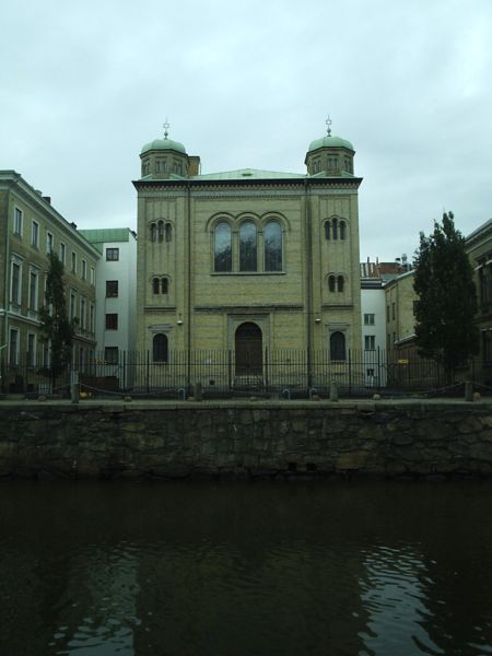 Fil:Göteborgs synagoga vid Stora Nygatan och Vallgraven, den 13 aug 2006, bild 1.JPG