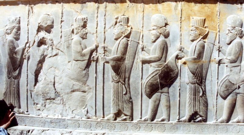 Fil:Persepolis relief sud P100C bas.jpg