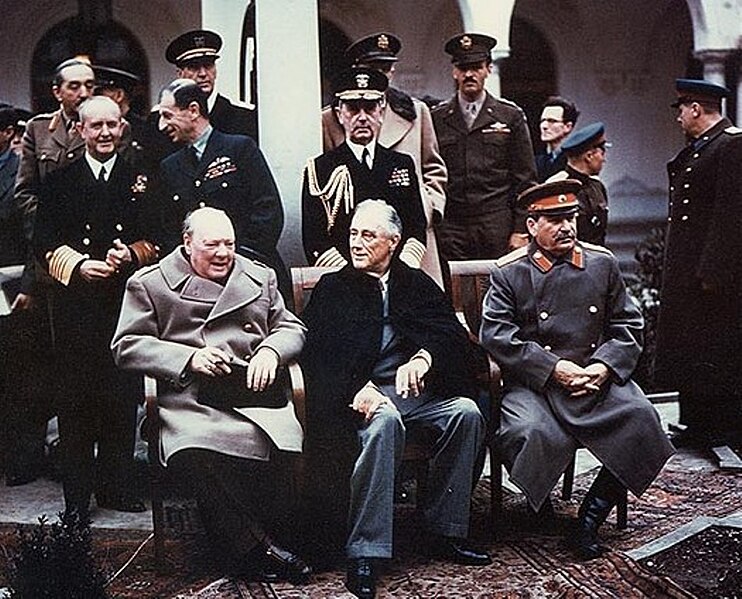 Fil:Yalta summit 1945 with Churchill, Roosevelt, Stalin.jpg
