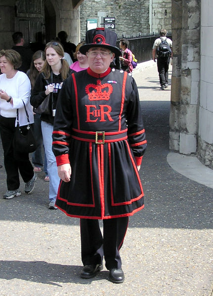 Fil:Yeoman.warder.toweroflondon.arp.jpg