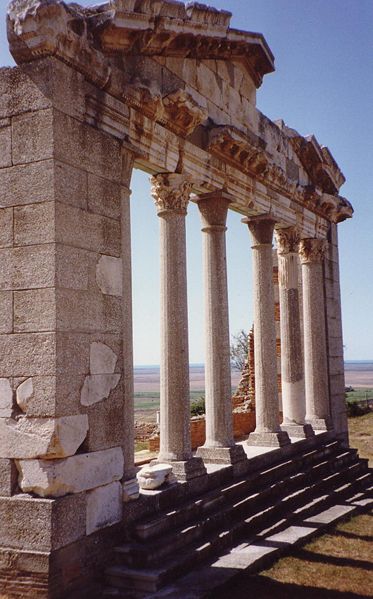 Fil:Apollonia Ruins near Fieri (Albania).jpg