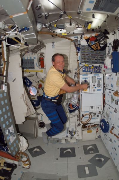 Fil:Christer Fuglesang aboard SSDiscovery, 2006-Dec-11 (NASA S116-E-05407).jpg