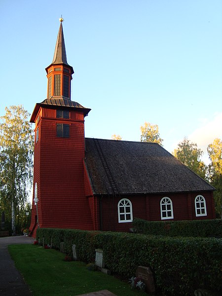 Fil:Hosjö kyrka från kyrkogården.jpg